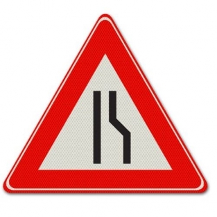 VERKEERSBORD J18 – WEGVERSMALLING RECHTS